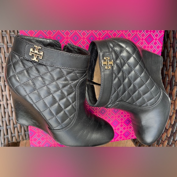 Tory Burch genuine leather in/out quilted booties golden logo 100mm wedge EUC - Picture 4 of 16